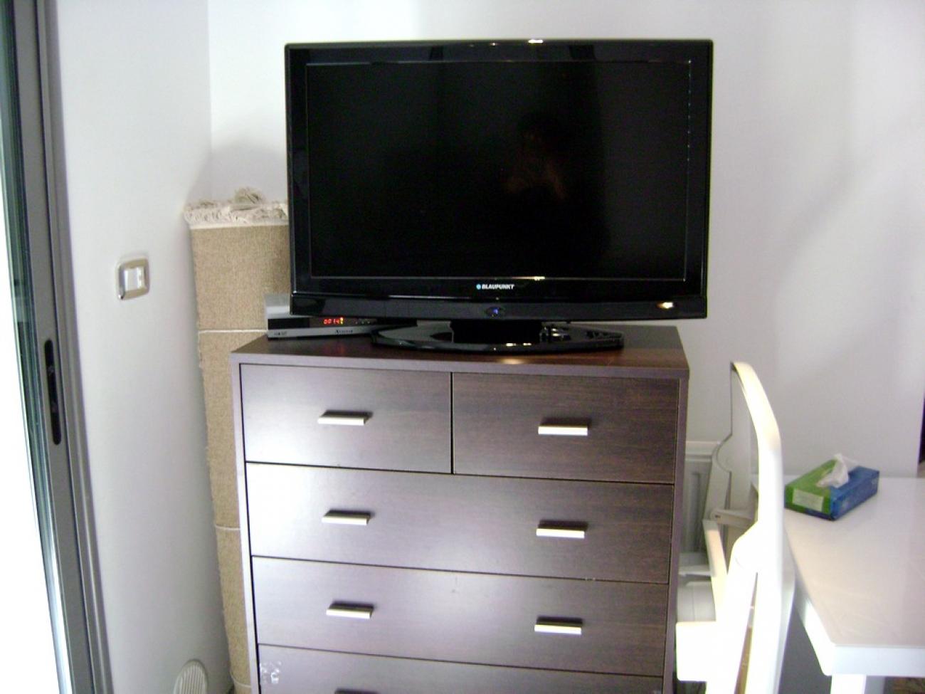 y15_commode et tele.jpg